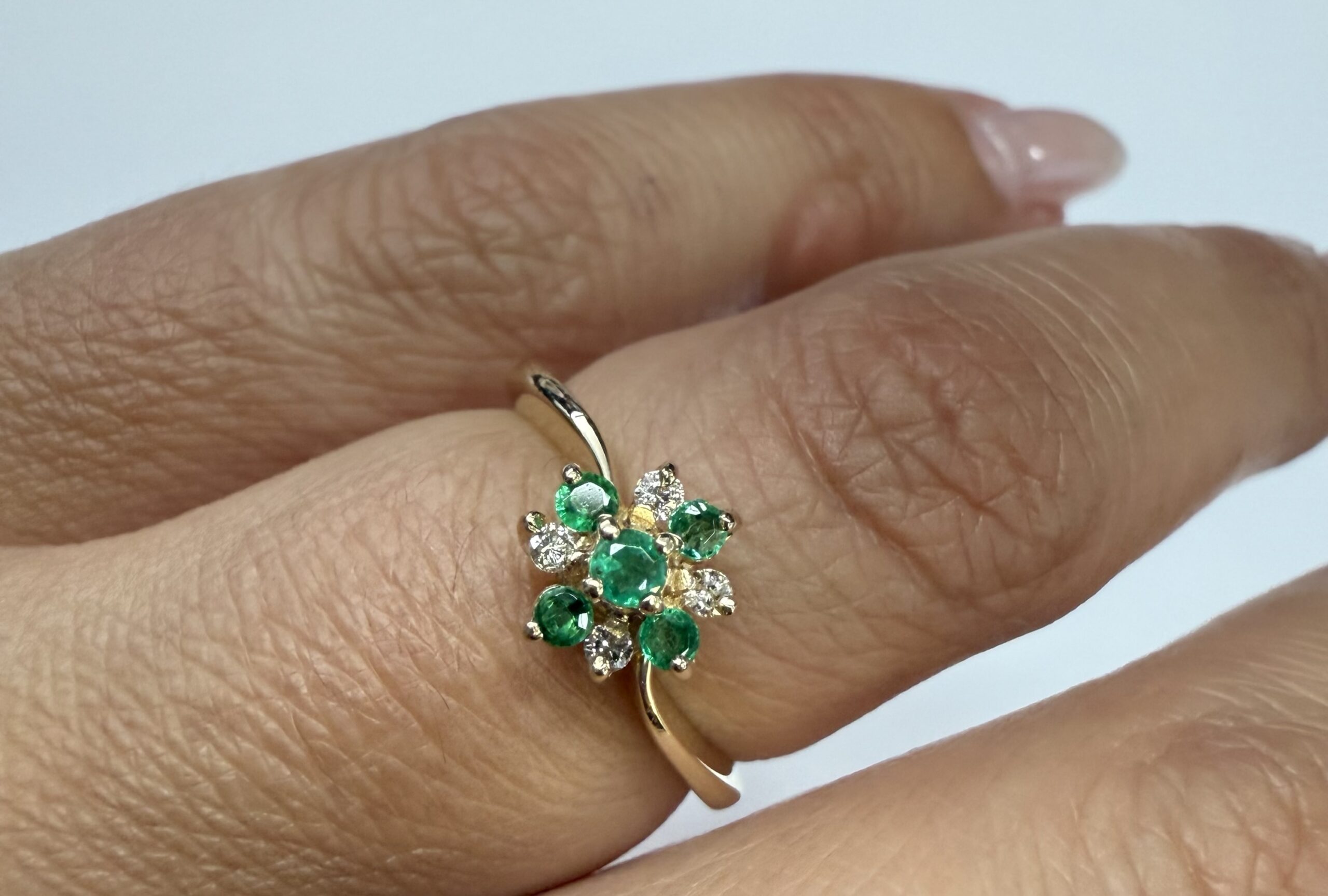Vintage 14k Yellow Gold 1/4 Cttw Emerald & .10 Cttw Genuine Diamond Cluster Ring - Image 10
