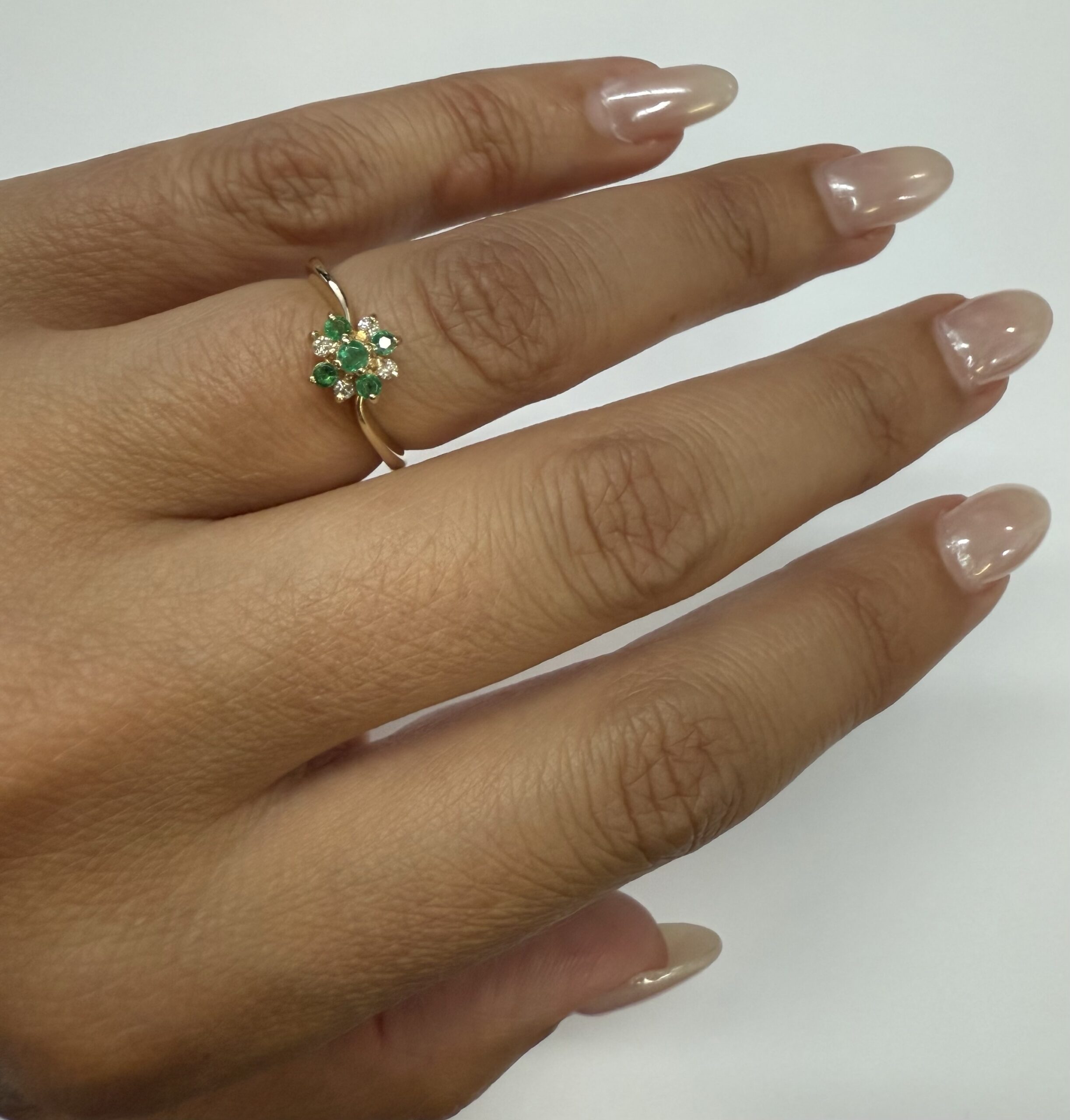 Vintage 14k Yellow Gold 1/4 Cttw Emerald & .10 Cttw Genuine Diamond Cluster Ring - Image 25