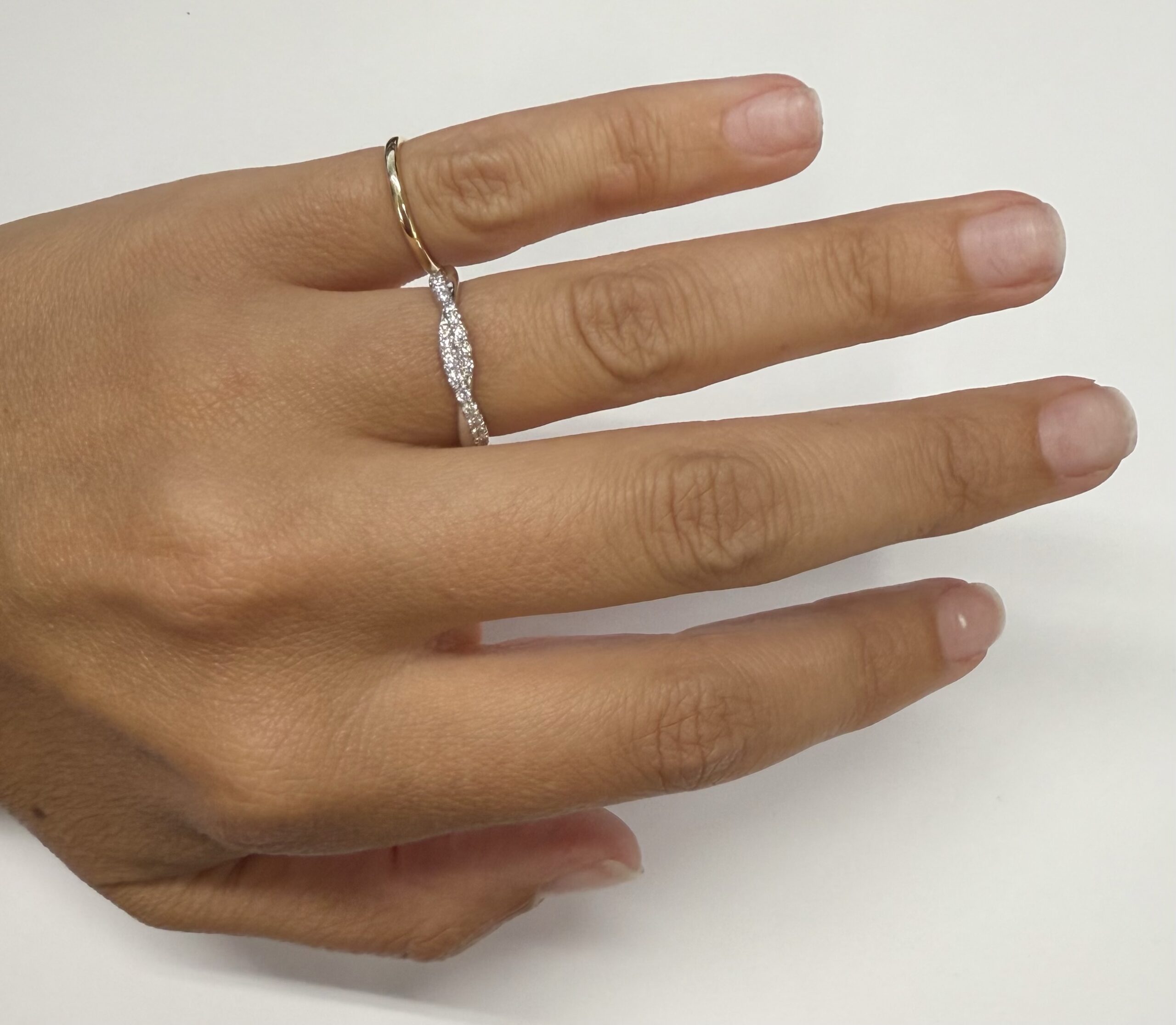 14k White Gold 26 Stone Genuine .26 Cttw Round Brilliant Cut Diamond Twist Band - Image 9