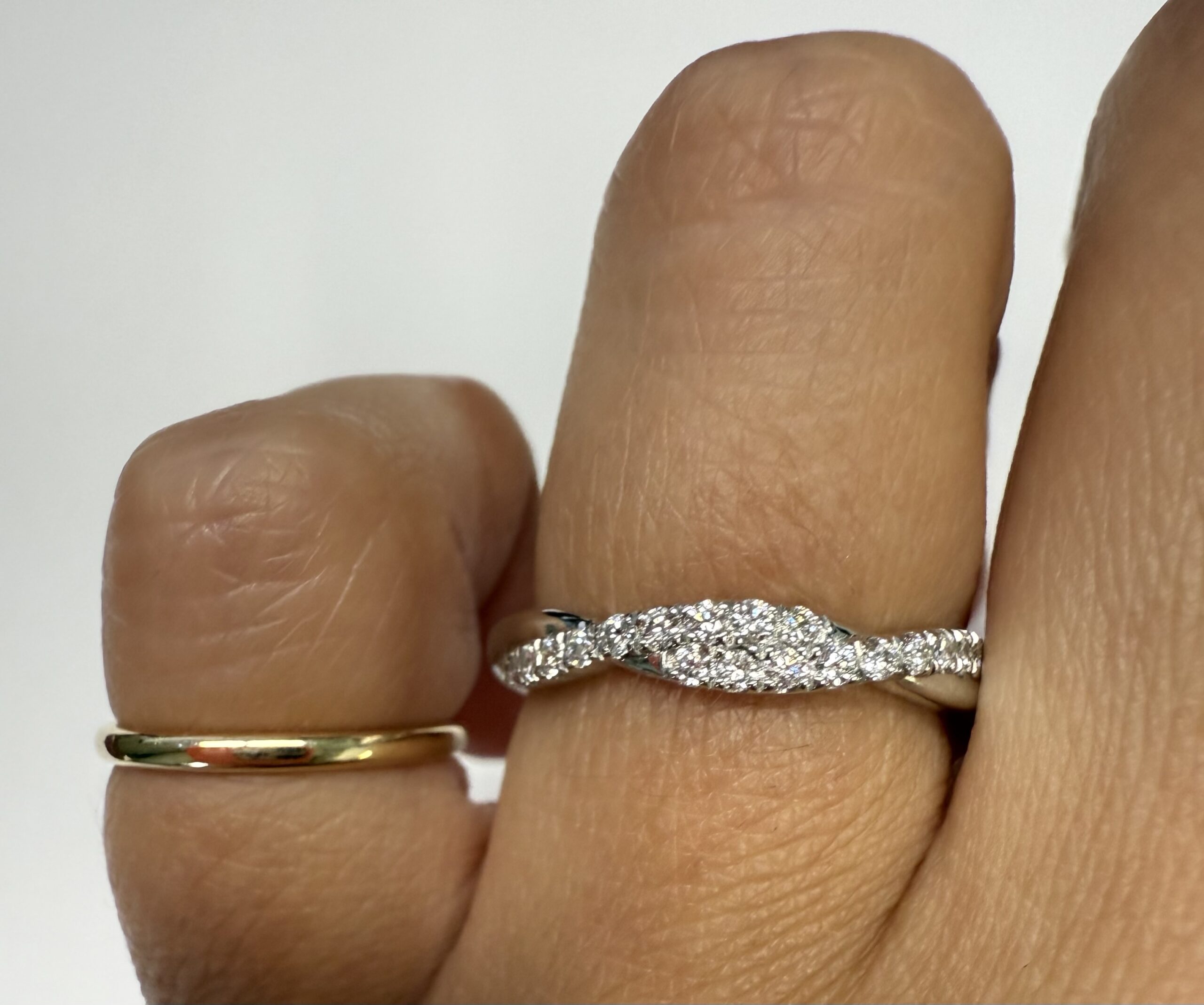 14k White Gold 26 Stone Genuine .26 Cttw Round Brilliant Cut Diamond Twist Band - Image 12