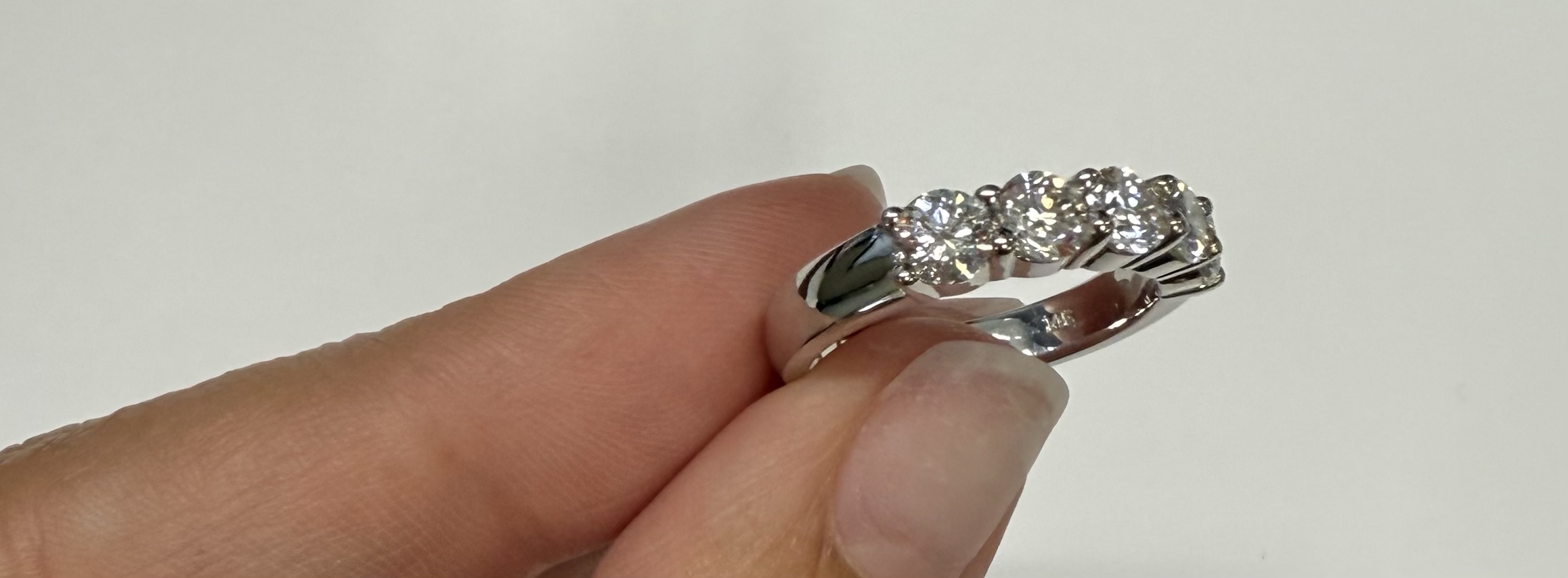 14k White Gold Shared Prong 5 Stone Genuine 1.54 Cttw Round Brilliant Cut Diamond Band - Image 4