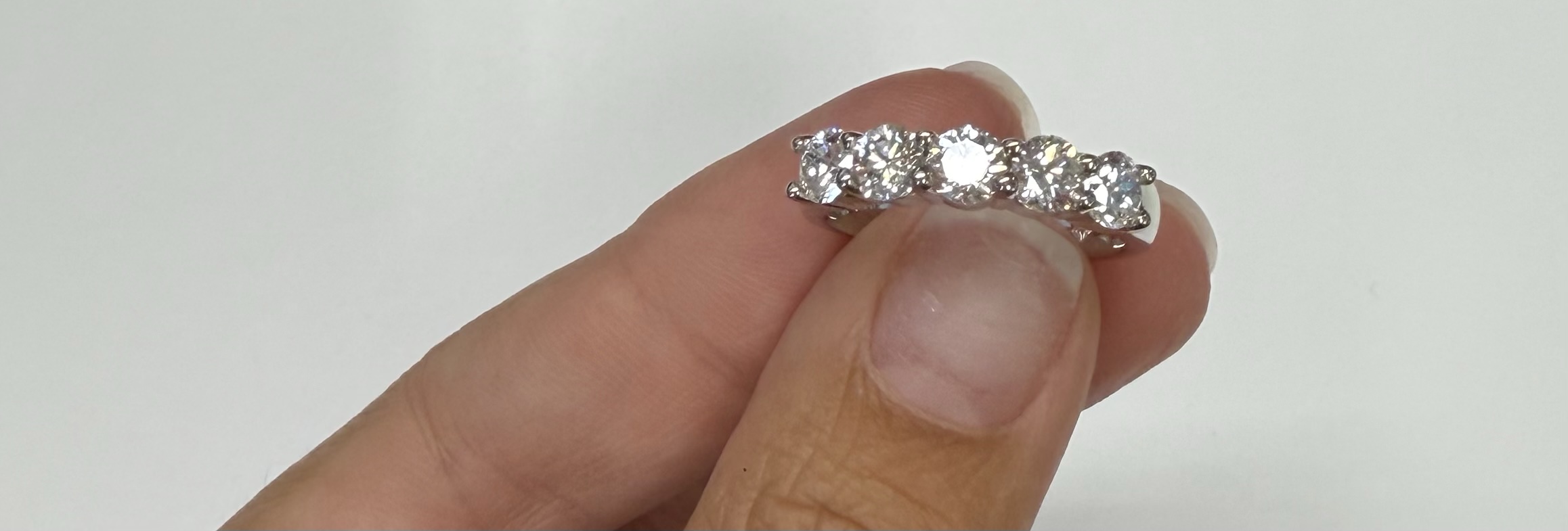 14k White Gold Shared Prong 5 Stone Genuine 1.54 Cttw Round Brilliant Cut Diamond Band - Image 2