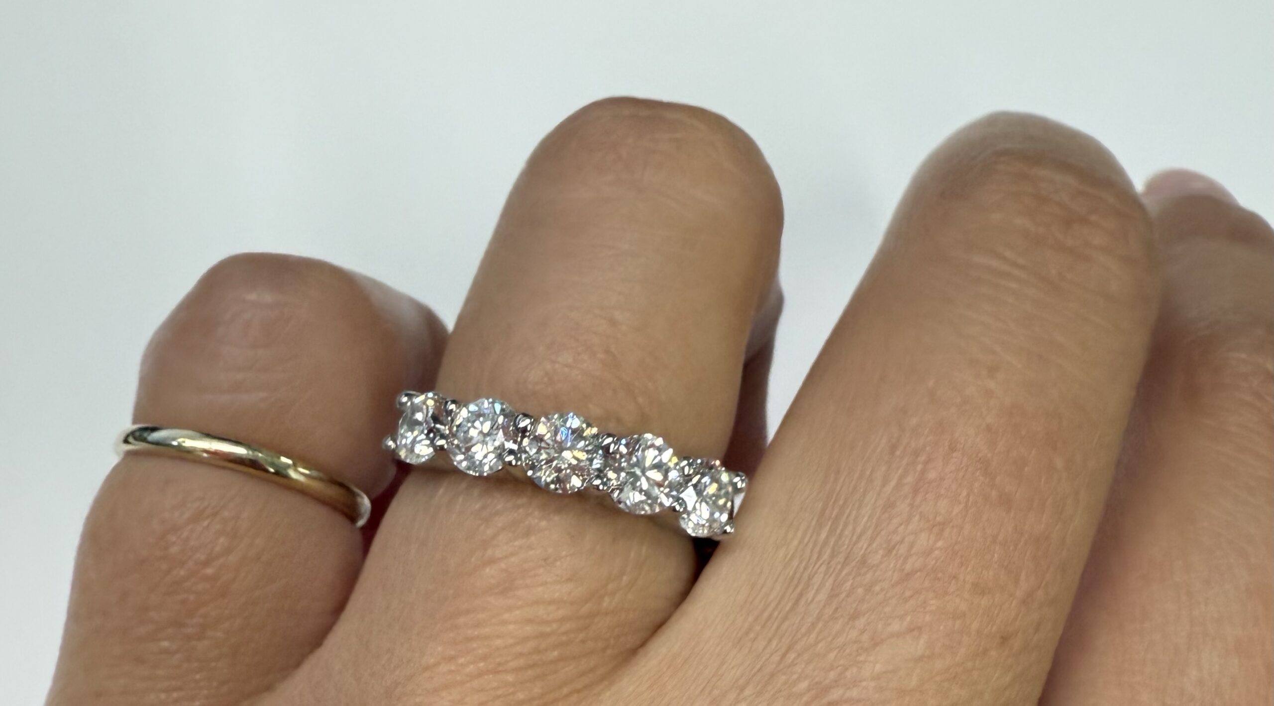 14k White Gold Shared Prong 5 Stone Genuine 1.54 Cttw Round Brilliant Cut Diamond Band - Image 24