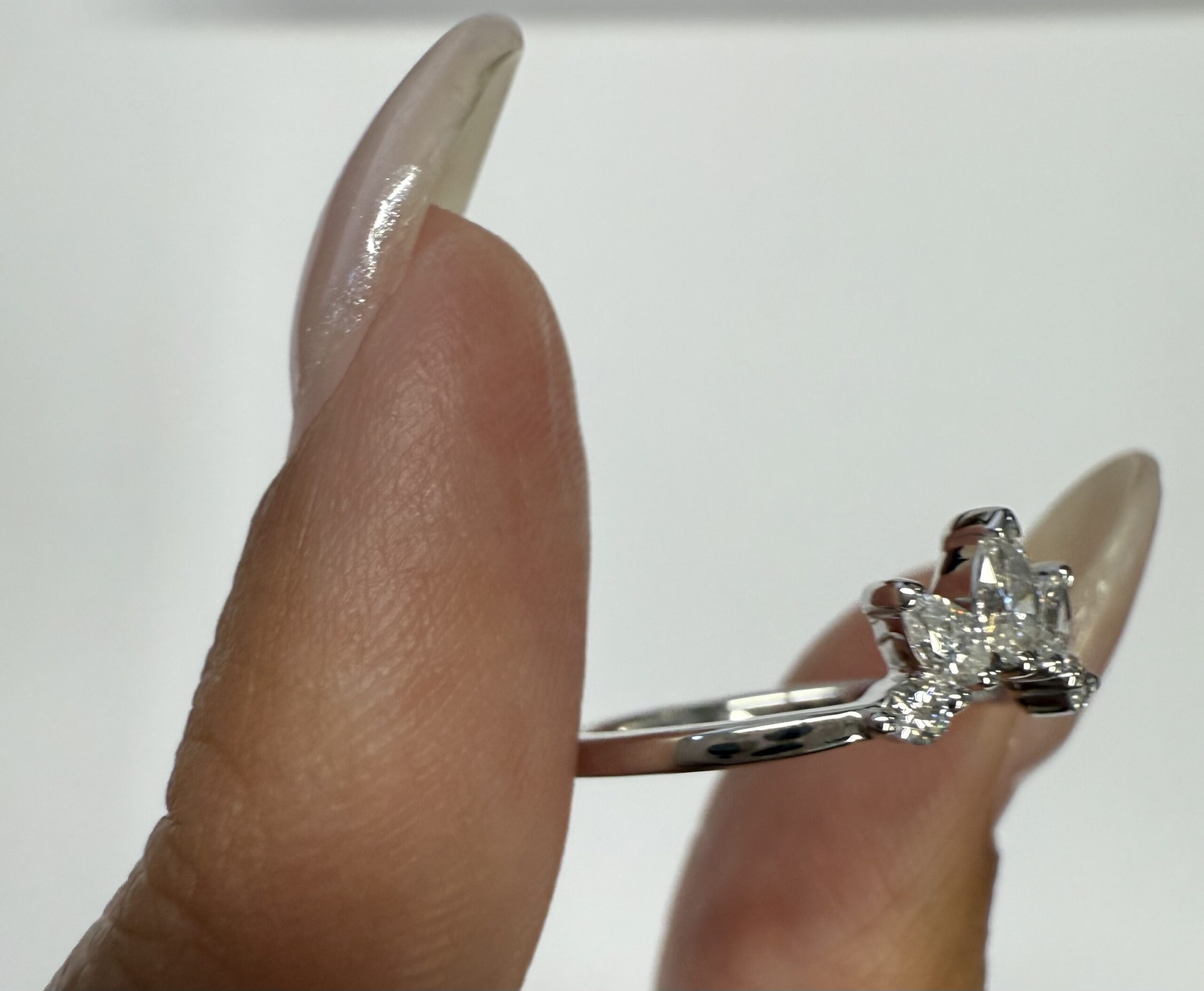 14k White Gold 5 Stone .35 Cttw Diamond Curved Band - Image 37