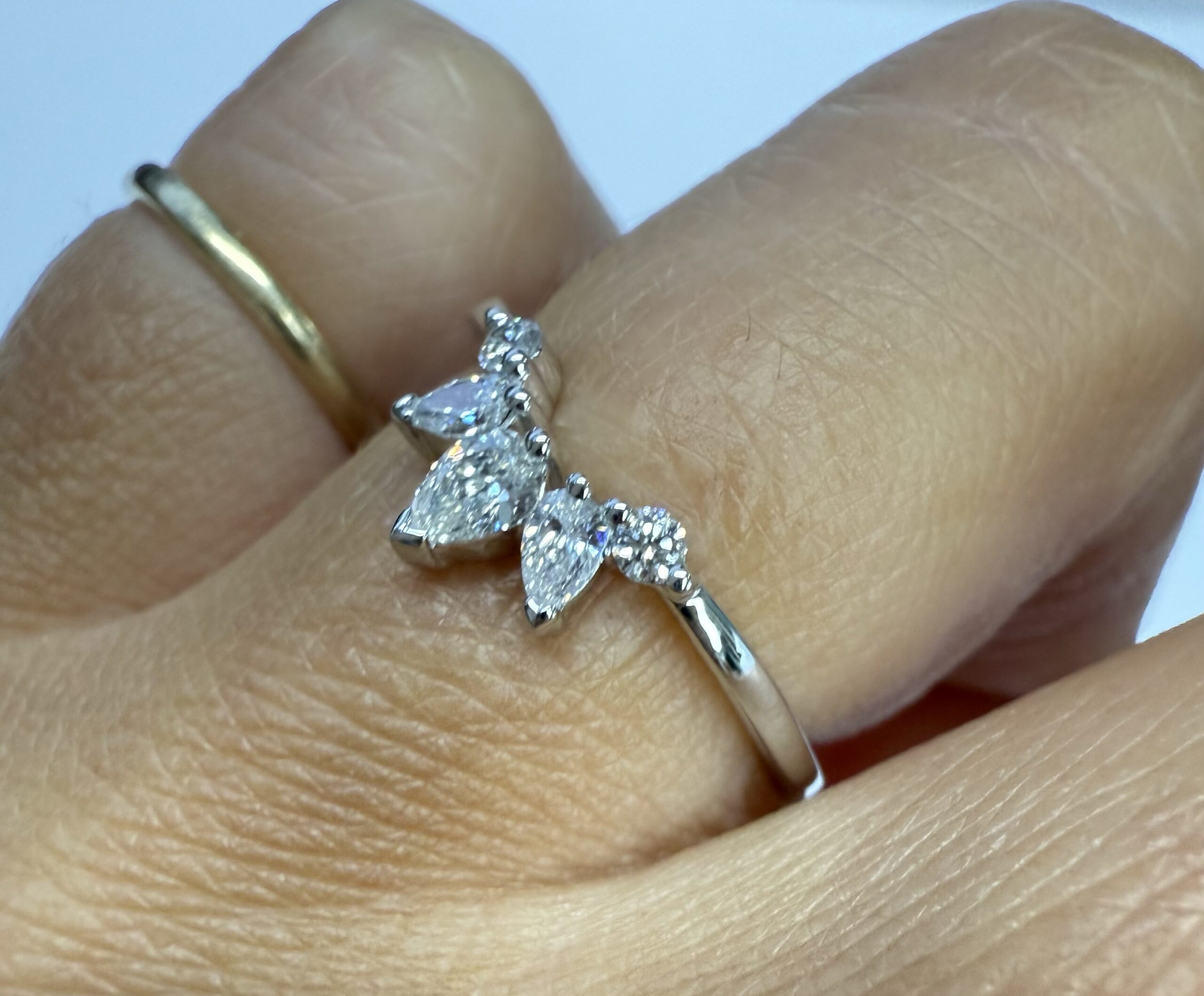 14k White Gold 5 Stone .35 Cttw Diamond Curved Band - Image 28