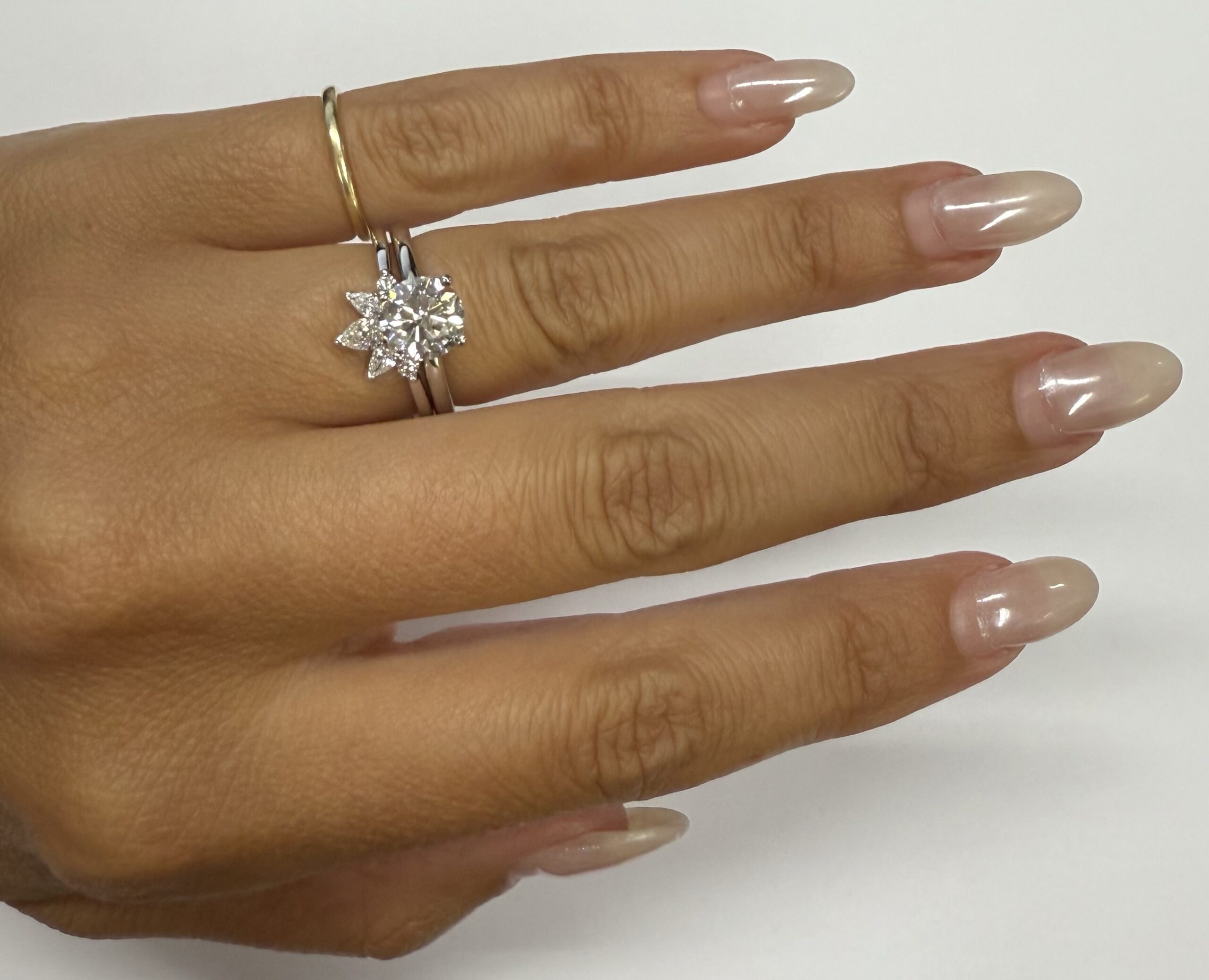 14k White Gold 5 Stone .35 Cttw Diamond Curved Band - Image 18