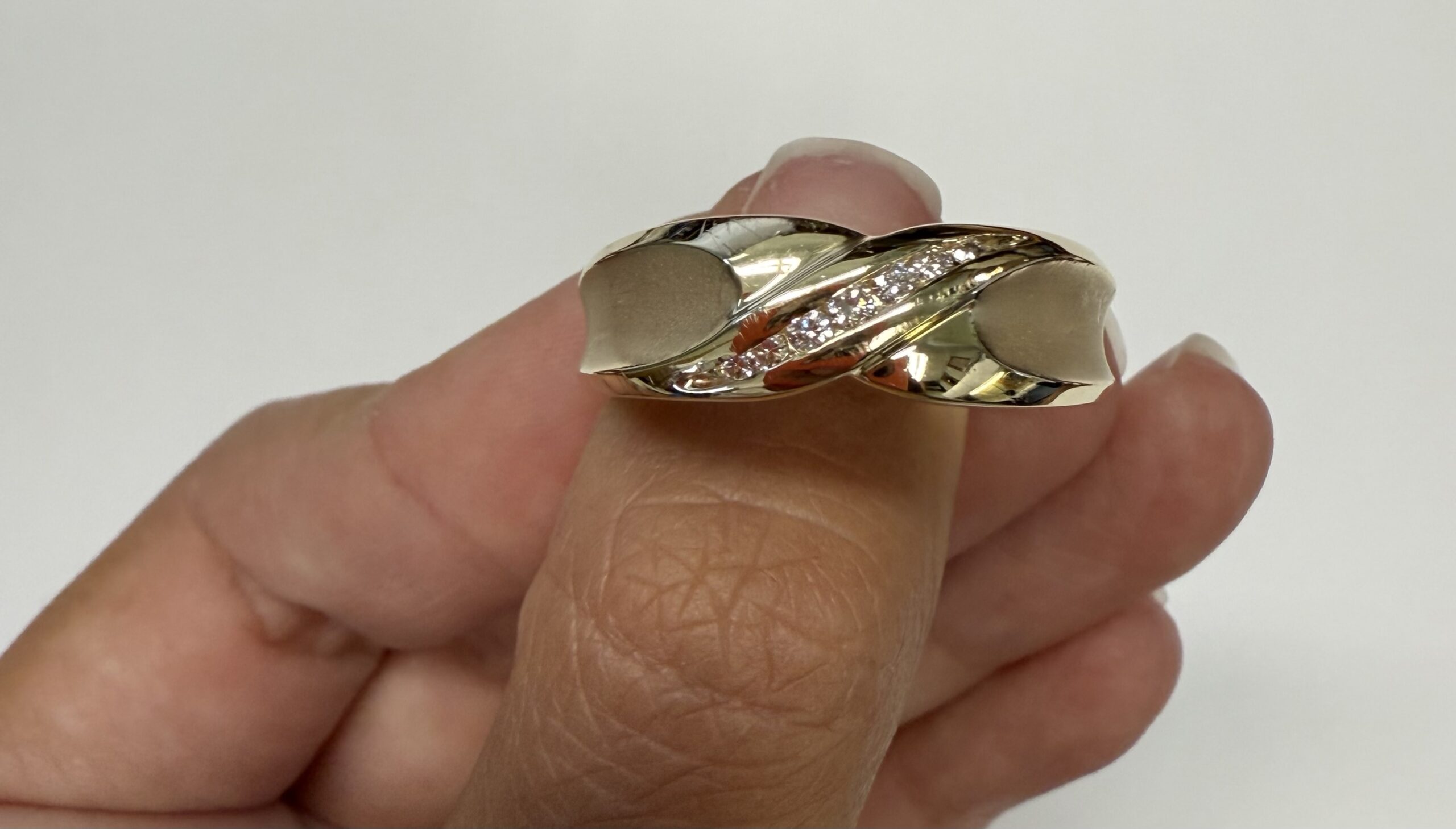 Vintage 14k Yellow Gold 7 Stone .20 Cttw Round Brilliant Cut Diamond "X" Motif Band - Image 12