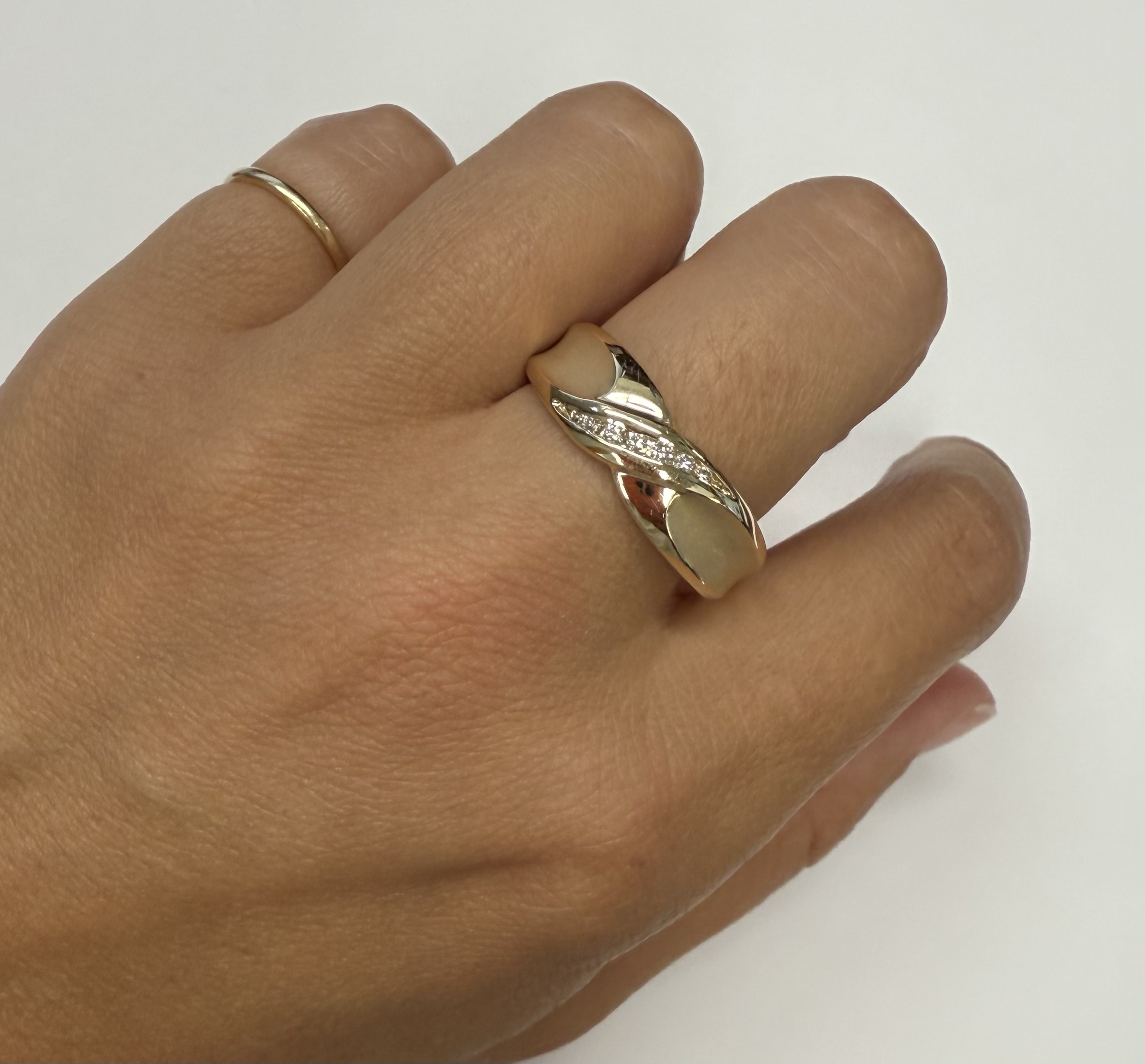 Vintage 14k Yellow Gold 7 Stone .20 Cttw Round Brilliant Cut Diamond "X" Motif Band - Image 9