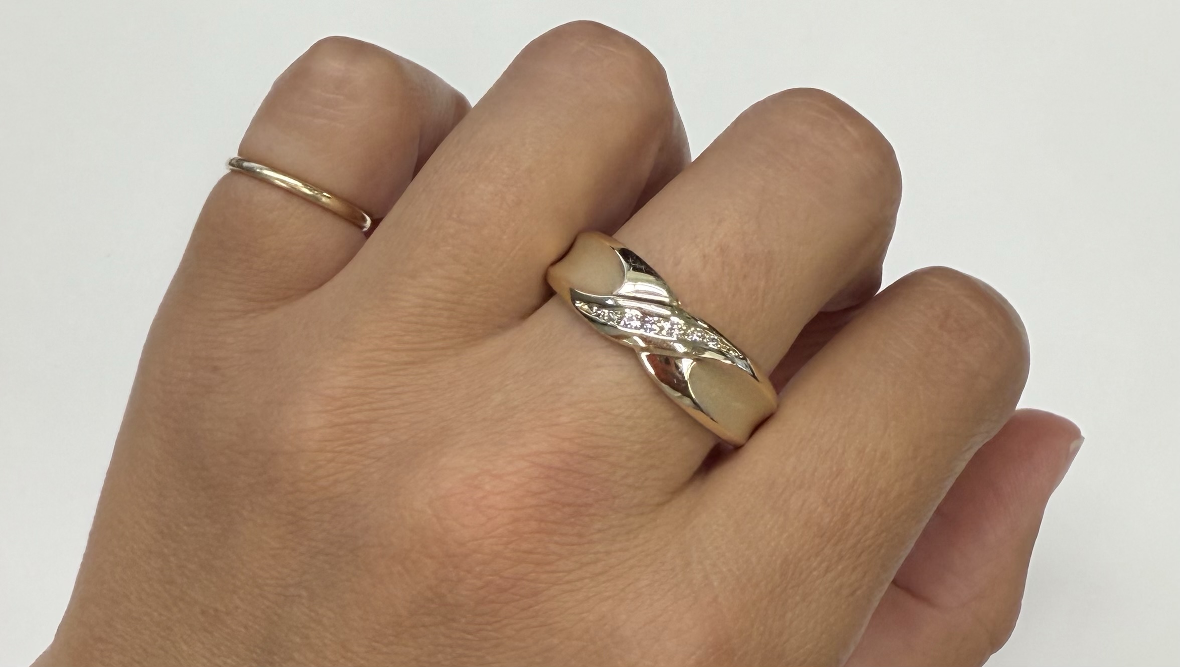 Vintage 14k Yellow Gold 7 Stone .20 Cttw Round Brilliant Cut Diamond "X" Motif Band - Image 5