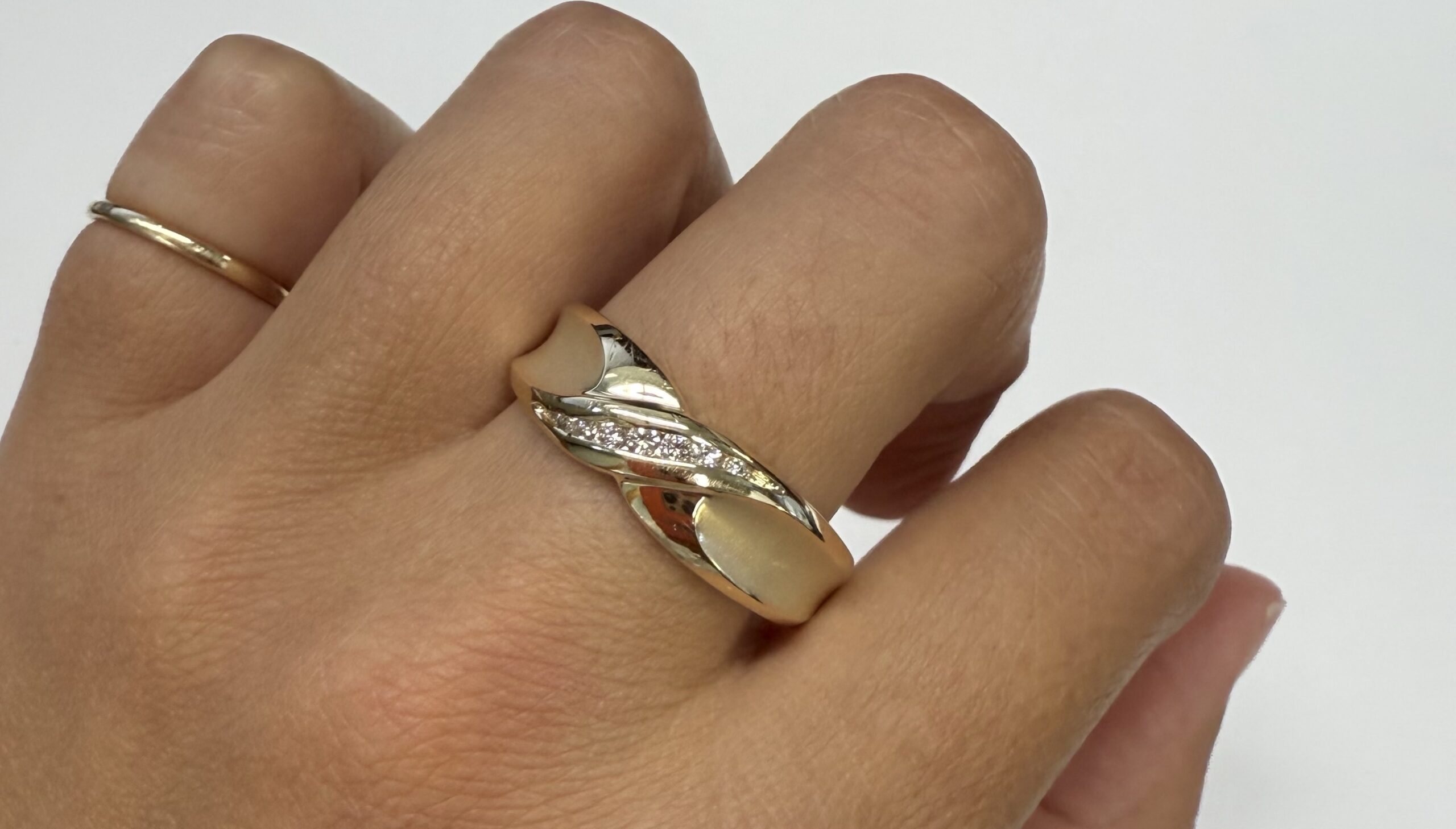 Vintage 14k Yellow Gold 7 Stone .20 Cttw Round Brilliant Cut Diamond "X" Motif Band - Image 2