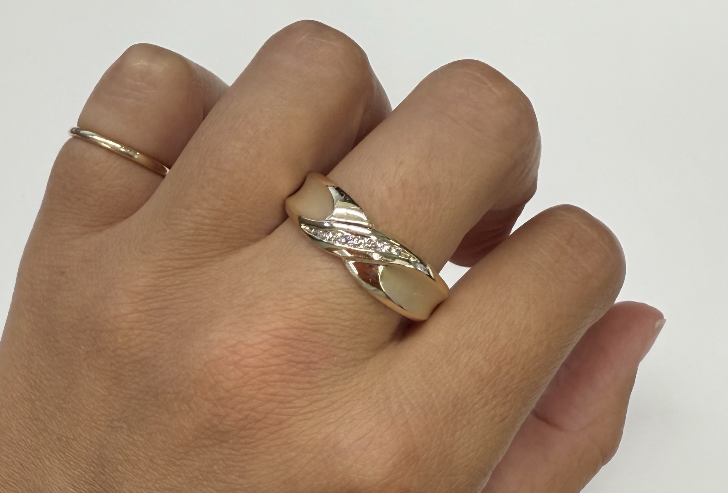 Vintage 14k Yellow Gold 7 Stone .20 Cttw Round Brilliant Cut Diamond "X" Motif Band - Image 3