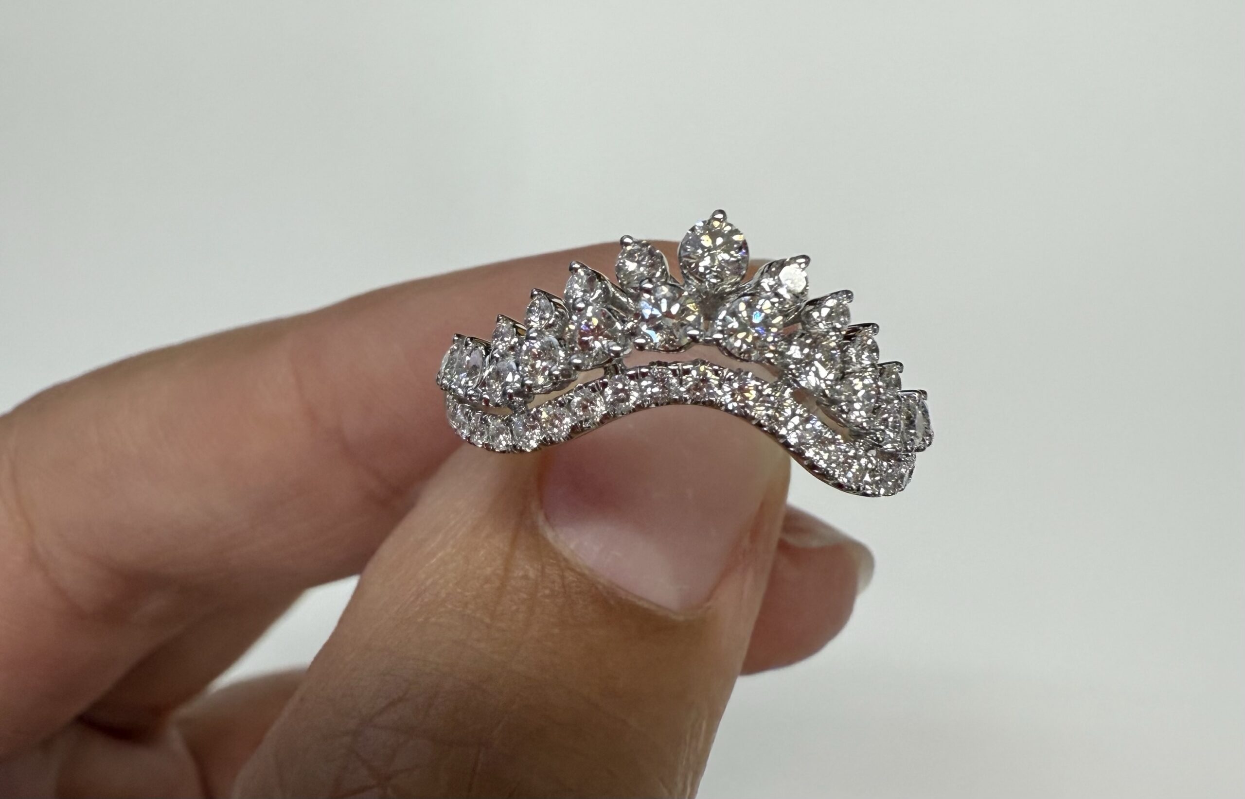 14k White Gold 42 Stone Genuine .70 Cttw Round Brilliant Cut Diamond V Shaped 3 Row Band - Image 8