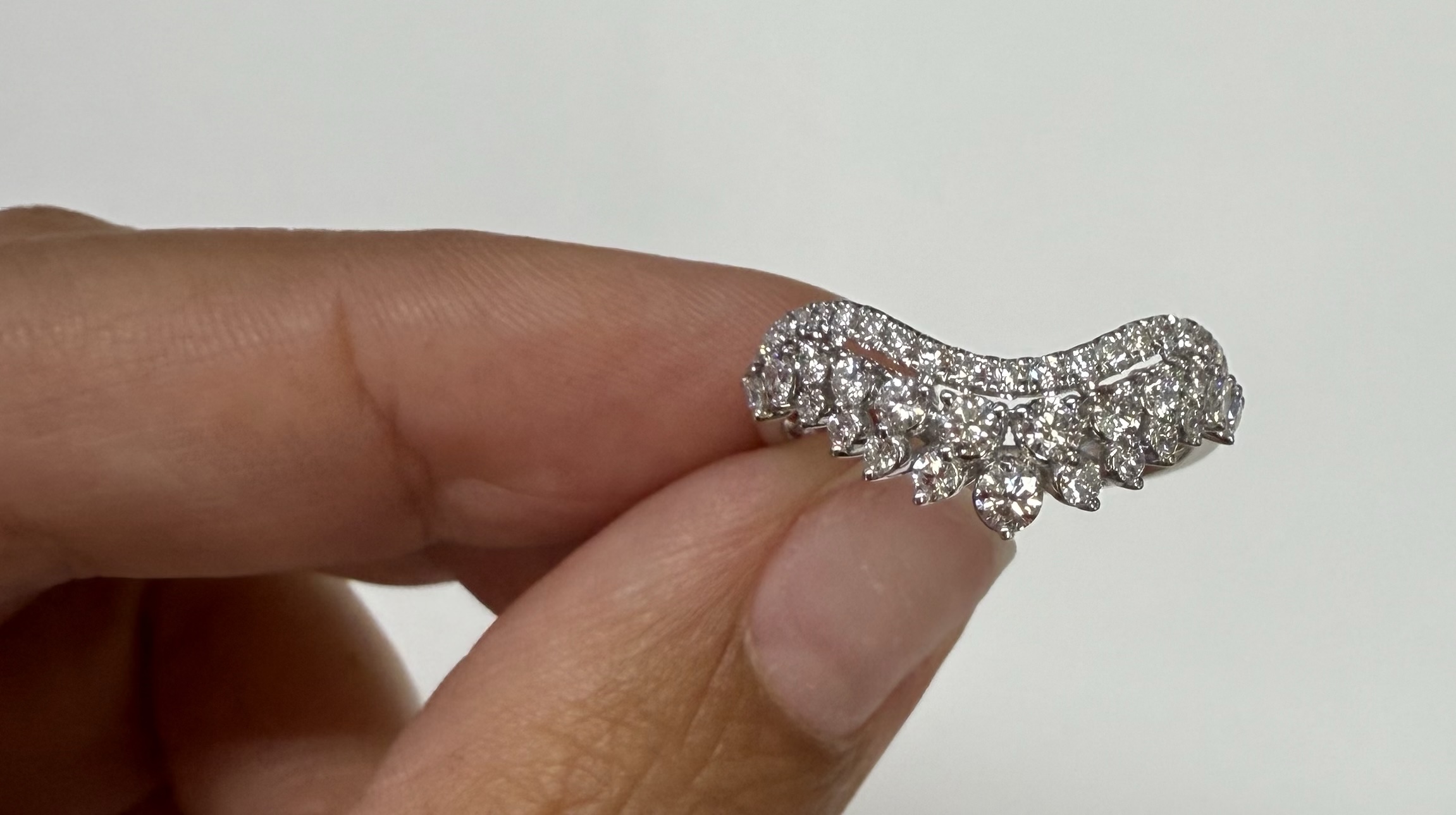 14k White Gold 42 Stone Genuine .70 Cttw Round Brilliant Cut Diamond V Shaped 3 Row Band - Image 70