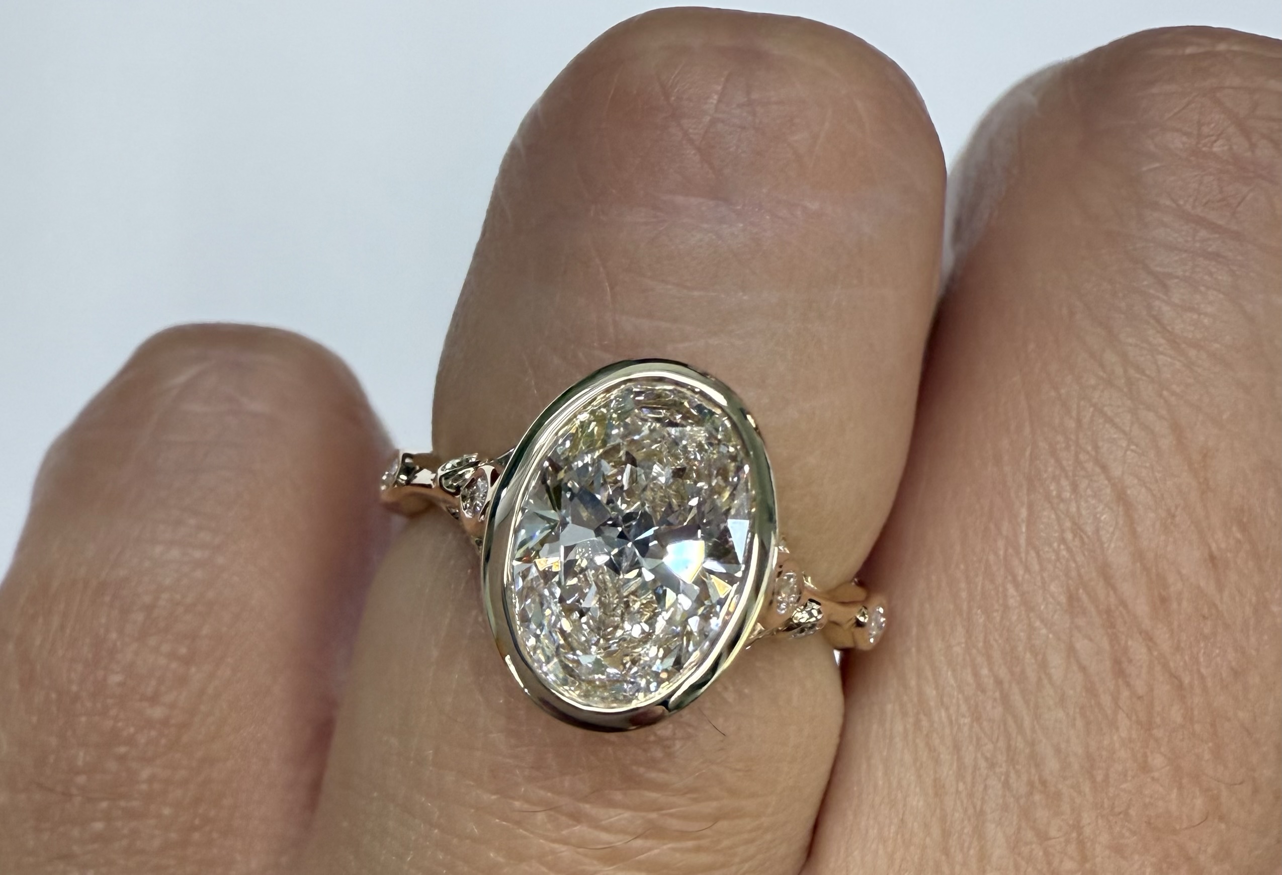 14k Yellow Gold Genuine IGI Certified Laboratory Grown Oval Brilliant Cut Diamond Bezel Ring of a Floral Motif - Image 15