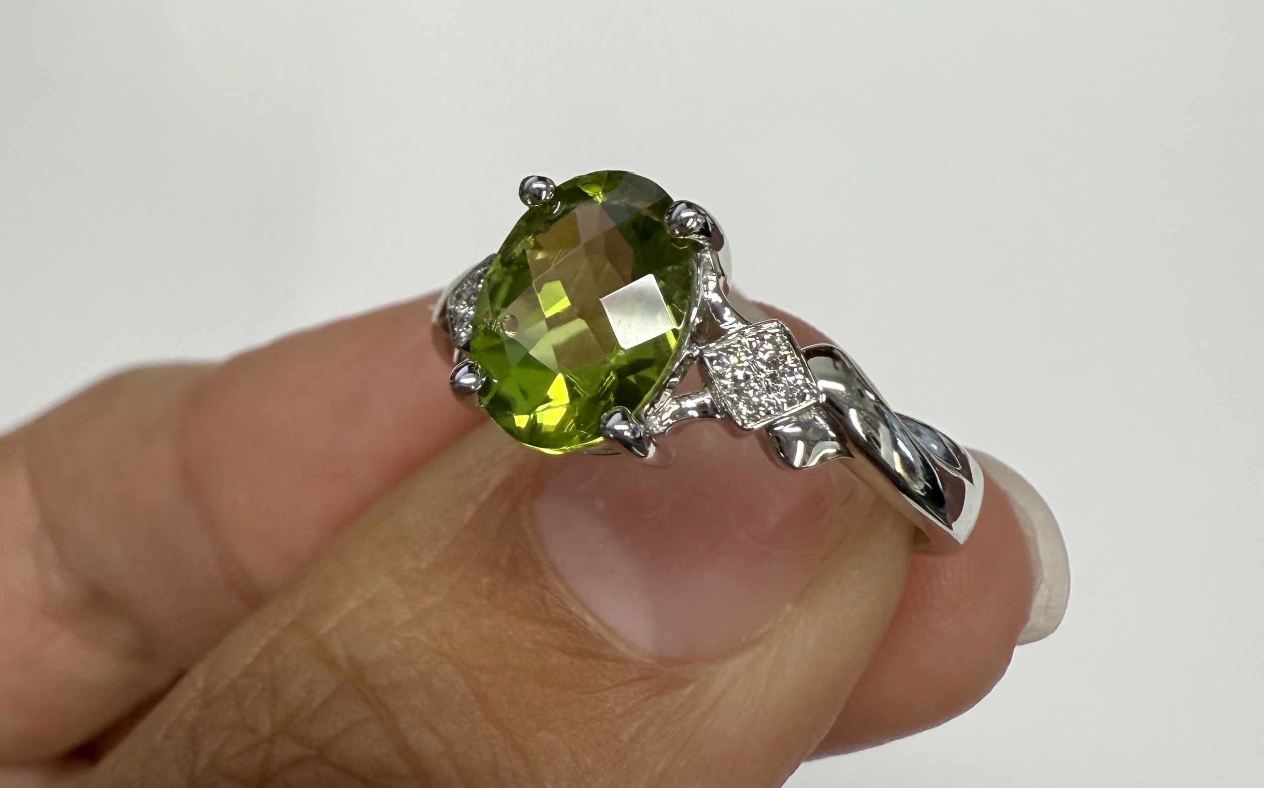14k White Gold 2.15 Cttw Peridot & .05 Cttw Diamond Ring - Image 8