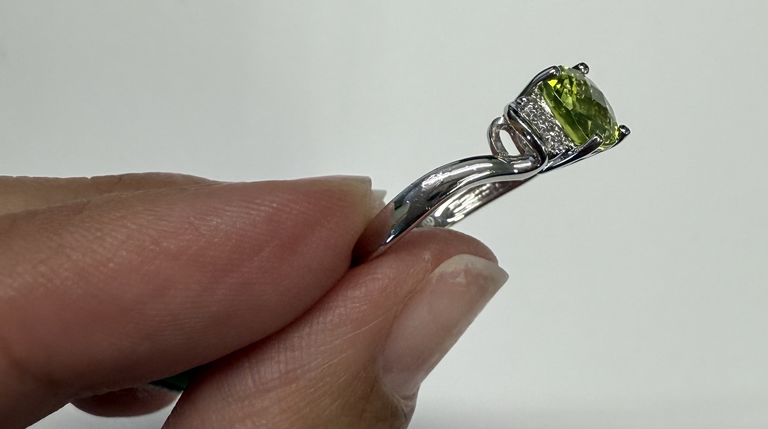 14k White Gold Genuine 1.80 Carat Peridot & Diamond Ring - Image 4