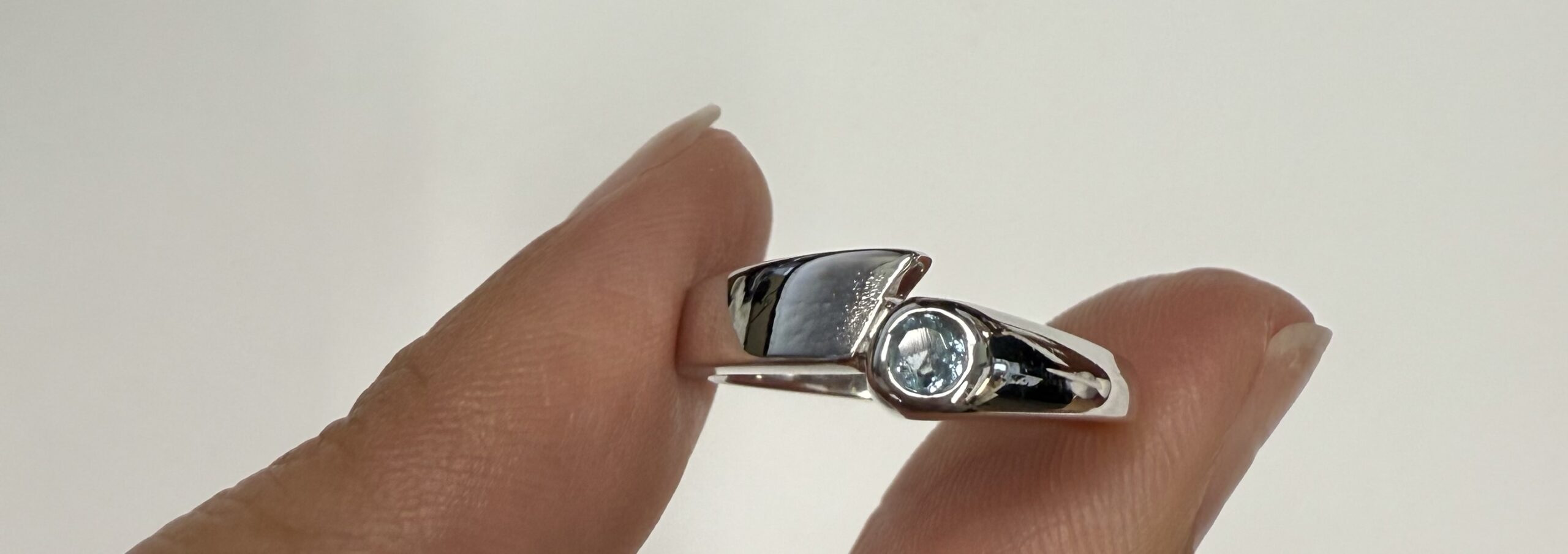 Vintage 14k White Gold Genuine 3 MM Aquamarine Bezel Ring - Image 9