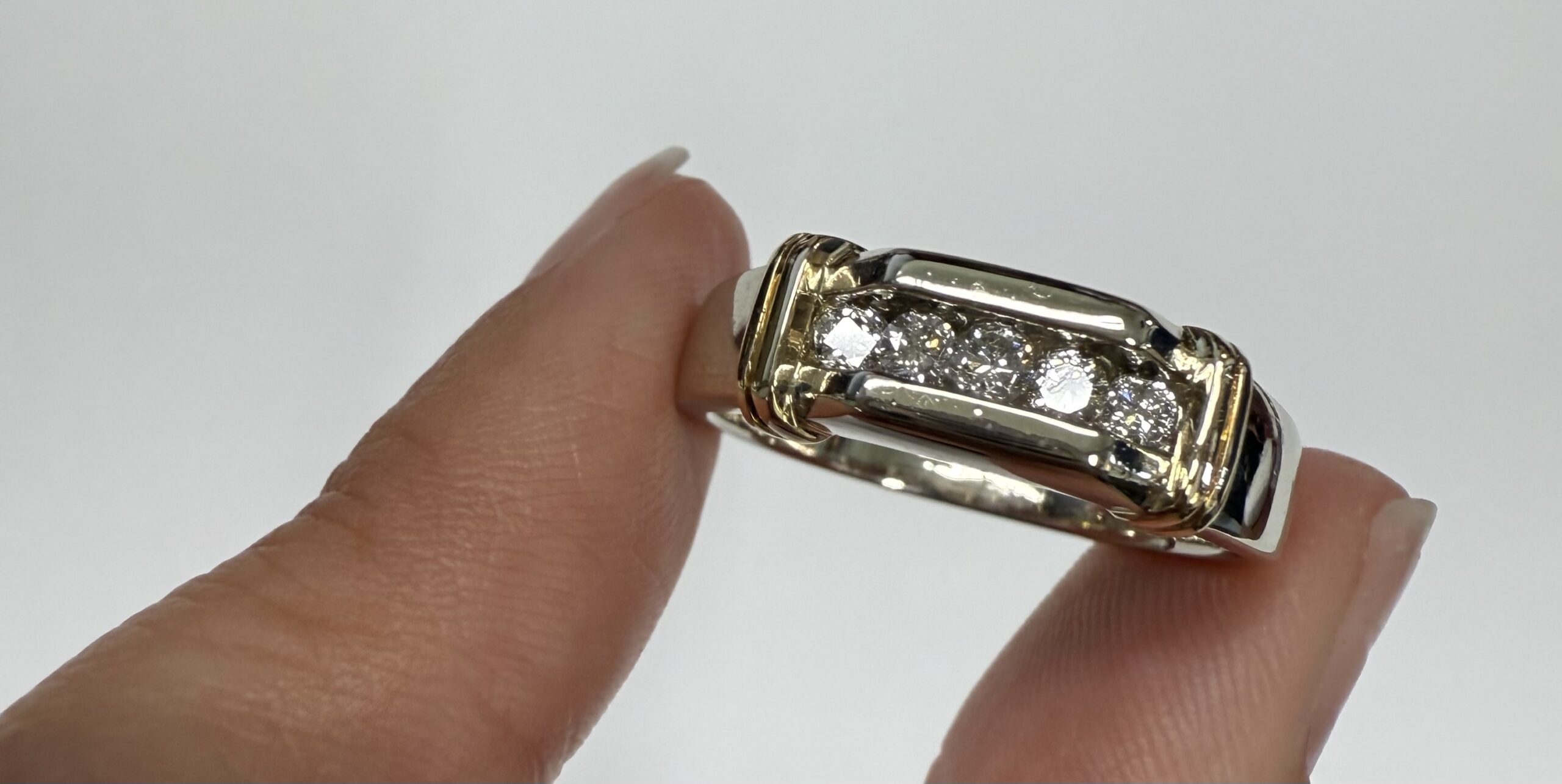 Vintage Gent's 14k White Gold Genuine 1/4 Cttw Round Brilliant Cut Diamond Channel Set Band - Image 9