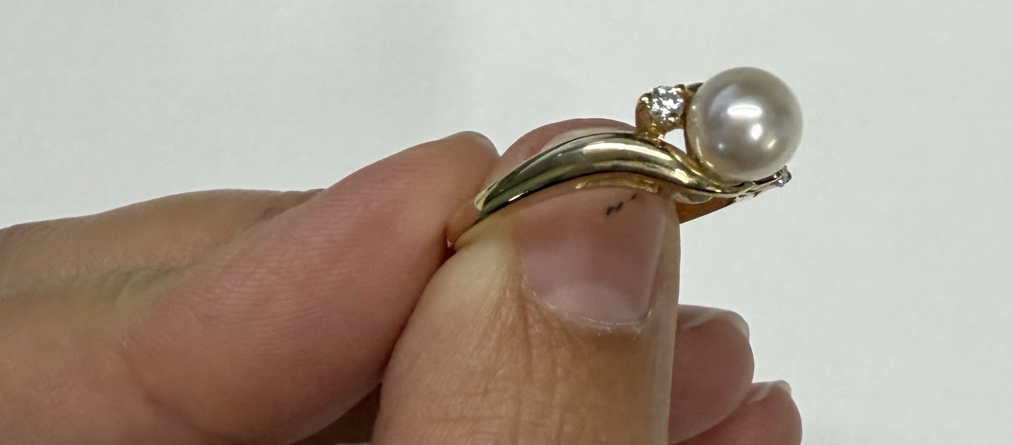 14k Yellow Gold 6 MM Cultured Pearl & Genuine .08 Cttw Round Brilliant Cut Diamond Ring - Image 5