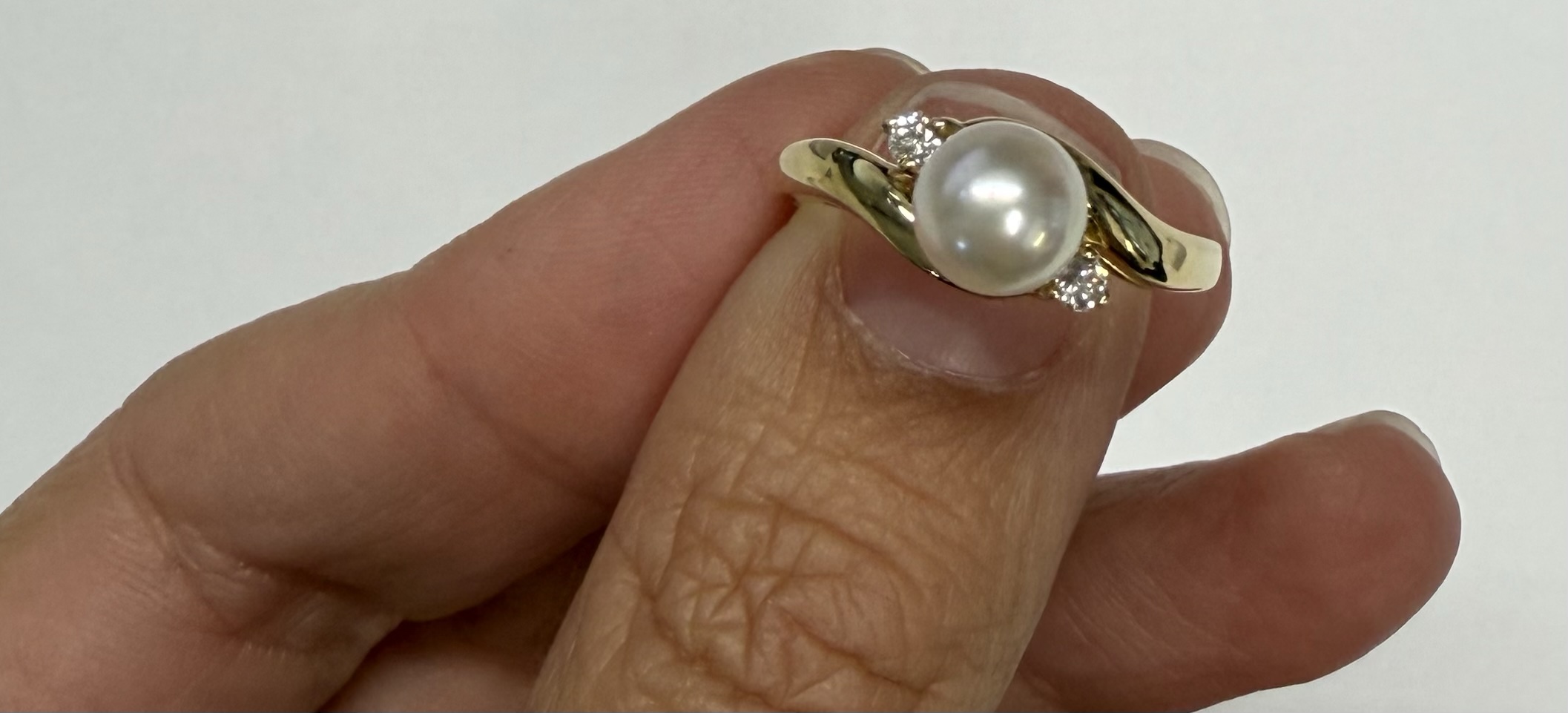 14k Yellow Gold 6 MM Cultured Pearl & Genuine .08 Cttw Round Brilliant Cut Diamond Ring - Image 2
