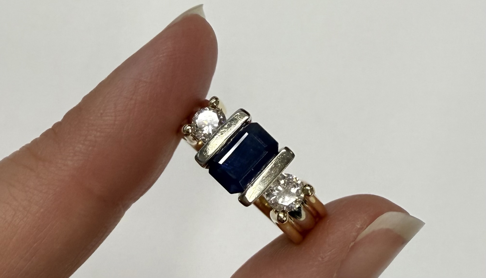 Vintage 14k Yellow Gold Genuine Sapphire & Diamond 3 Stone Ring - Image 3