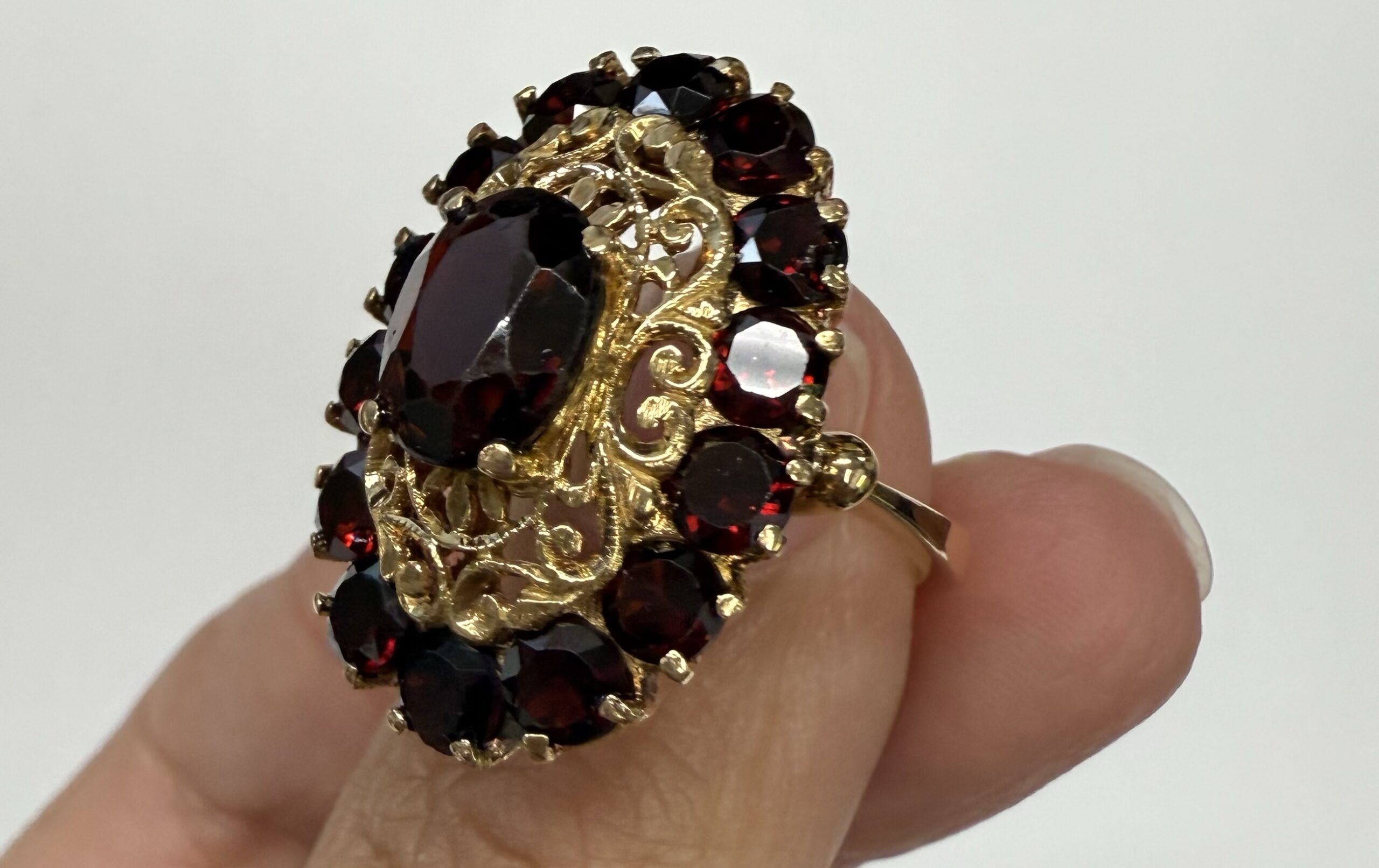 Vintage 14k Yellow Gold Genuine Garnet Cluster Ring - Image 4
